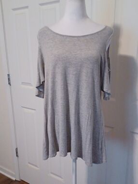 ** Zenana Outfitters Light Gray Scoop Neck Top Size Large